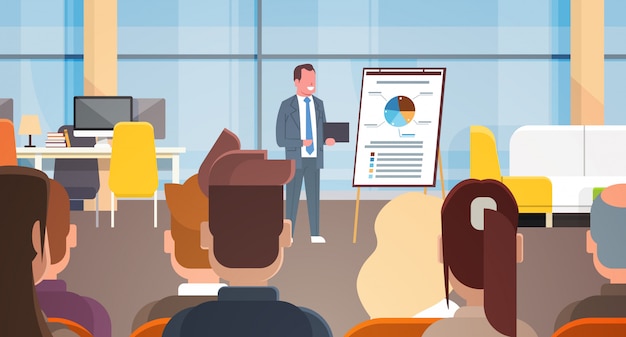 Seminário de negócios empresário levando apresentação ou relatório, formação na frente de empresários Gro