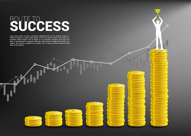 Silhueta do homem de negócios com o troféu do vencedor que está sobre e gráfico do crescimento com a pilha de moeda.