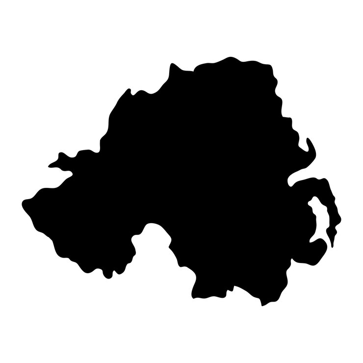 Vetor silueta preta de um mapa de terra da irlanda do norte