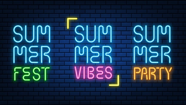 Sinais de texto de vibração de verão de néon cor brilhante brilhando lâmpadas led ou lâmpadas halógenas banners em conjunto de vetores de parede de tijolo