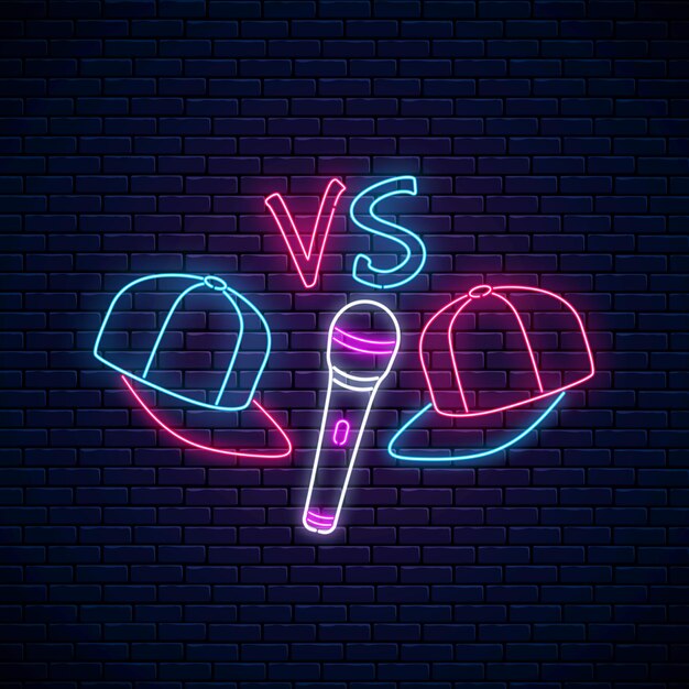 Sinal de néon de batalha de rap com dois bonés de beisebol e microfone. Emblema da música hip-hop. Design de anúncio de concurso de rap.