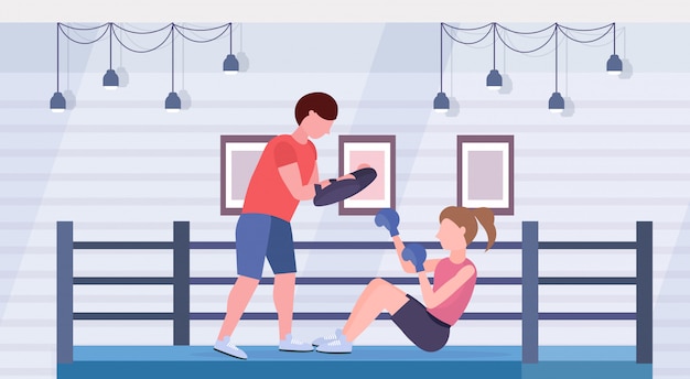 Vetor sportswoman boxer fazendo exercícios de boxe com personal trainer garota lutador em luvas azuis malhando no chão luta clube anel arena interior estilo de vida saudável conceito