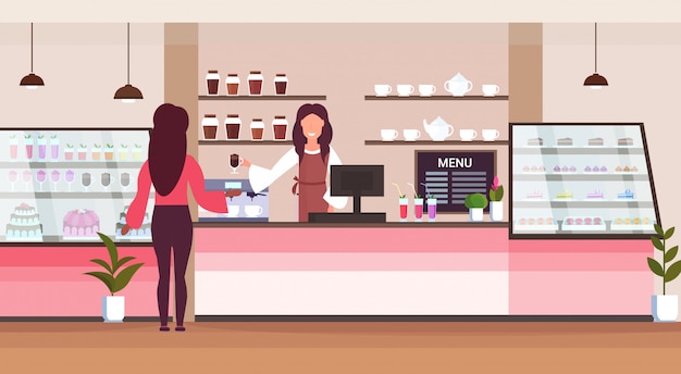 trabalhador barista café trabalhador servir cliente mulher dando copo de bebida quente garçonete em pé no café balcão cafeteria moderno apartamento horizontal horizontal