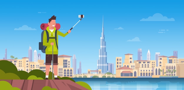 Turista de homem com mochila, tirando foto Selfie sobre fundo de cidade bonita de Dubai