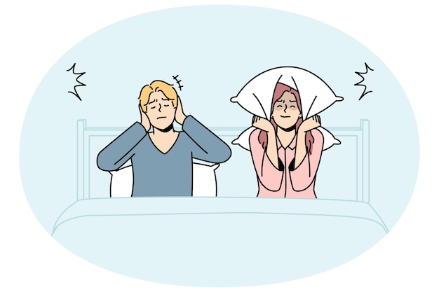 Um casal infeliz na cama sofre com vizinhos barulhentos.