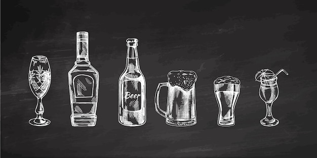 Um conjunto de esboços desenhados à mão de bebidas alcoólicas em fundo de táboa de tinta ilustração vetorial