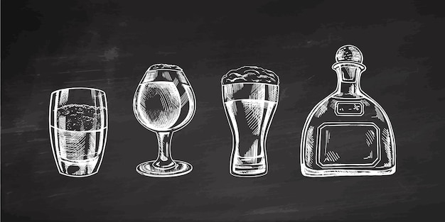 Um conjunto de esboços desenhados à mão de bebidas alcoólicas em fundo de táboa de tinta Ilustração vetorial