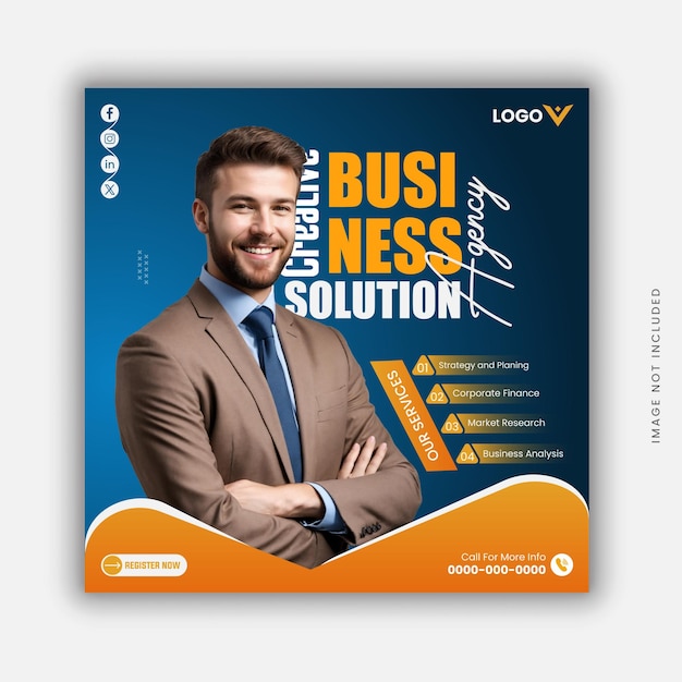 Um homem com barba e bigode está de pé em frente a um sinal que diz solução de comunicações