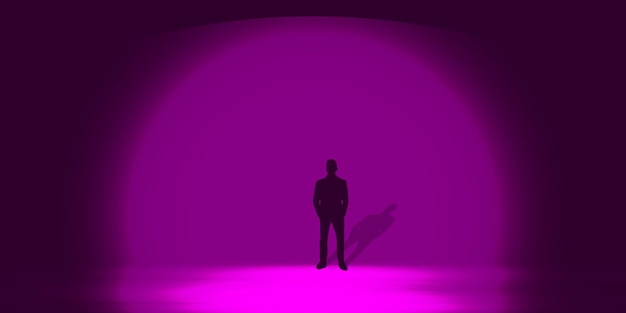 um homem está em um palco na frente de um fundo roxo