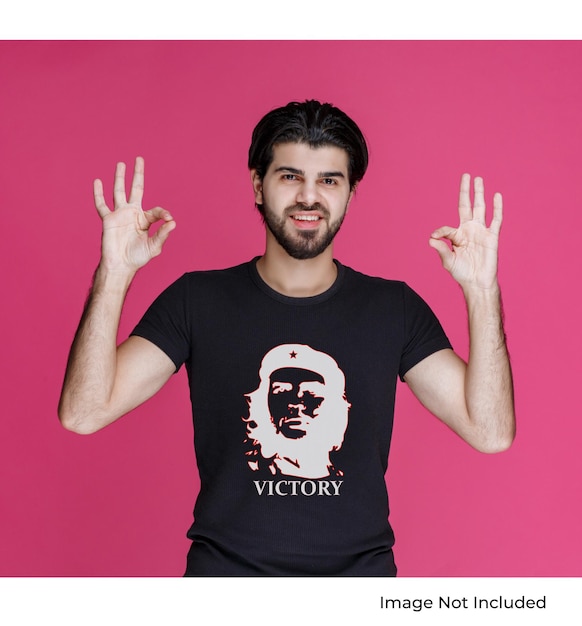 um homem vestindo uma camisa preta que diz vitória em vitória