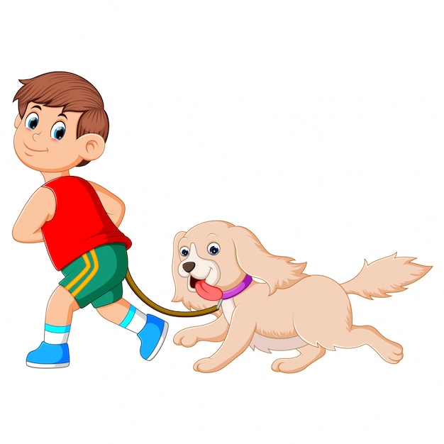 Um menino feliz está correndo e puxando seu lindo cachorro marrom