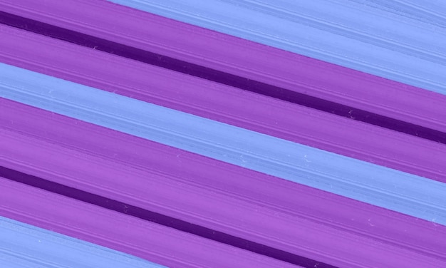 Um papel de parede listrado roxo e azul com um fundo roxo.