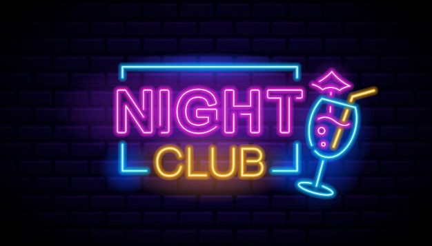 Um sinal de néon retrô colorido com as palavras "clube noturno" e uma imagem de coquetel contra uma parede de tijolos escuros.