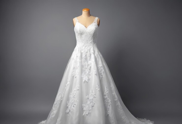 Vetor um vestido de noiva branco com flores na frente e na parte de trás do vestido