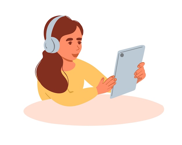 Uma garota com fones de ouvido se senta em uma mesa e olha para um tablet.