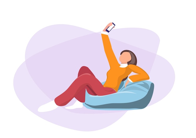 Vetor uma linda mulher tirando uma selfie com uma postura relaxante em um sofá redondo de um telefone celular vetor de ilustração de desenho animado estilo plano