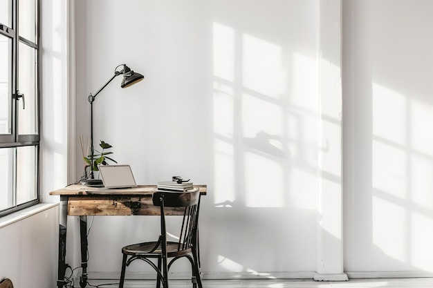 uma mesa com uma lâmpada e um laptop na mesa