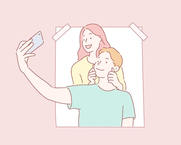 Uma mulher e um homem estão olhando para o telefone e a mensagem diz 'eu te amo'