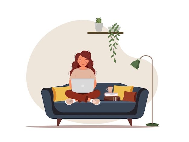 Uma mulher está sentada no sofá com um laptop Uma menina trabalhando em casa no sofá Ilustração vetorial