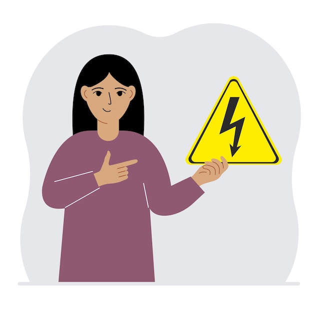 Uma mulher segura um sinal de alerta triangular amarelo com um raio preto na mão o conceito de perigo de choque elétrico ou alta tensão