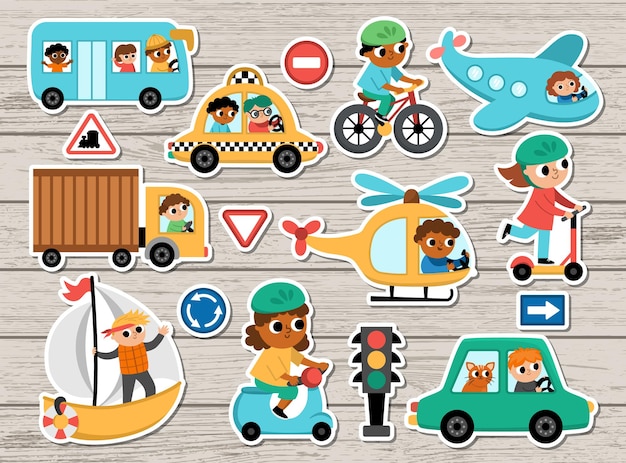 Vector adesivos de transporte conjunto com crianças bonitas condutores coleção de ícones de patch de transporte com engraçado ônibus carro barco caminhão scooter crianças lindas ilustrações de desenho animado de estrada em fundo de madeira xA