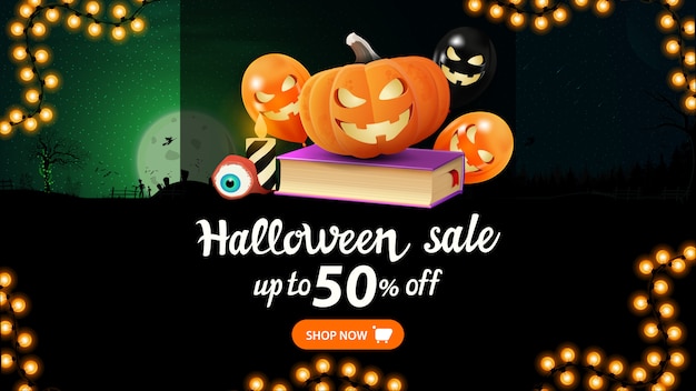 Vetor venda de halloween, até 50% de desconto, banner web com paisagem de noite de halloween, livro de feitiços, abóbora jack e balões de halloween
