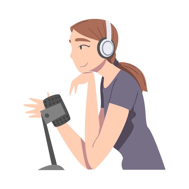 Vista lateral de uma jovem com fones de ouvido fazendo podcast de áudio ao vivo com apresentador de rádio de microfone se comunicando em estúdio Ilustração vetorial de estilo desenho animado