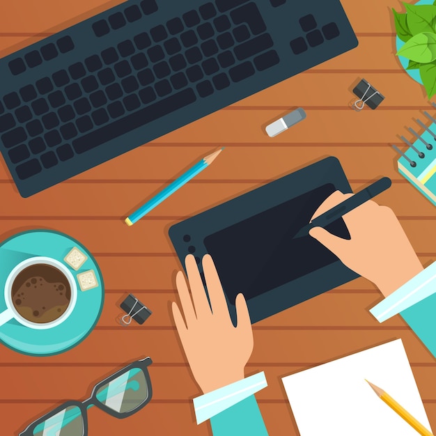 Vista superior do local de trabalho moderno Mesa de madeira com mãos Trabalhando com tablet digital Teclado Bloco de notas e xícara de café Ilustração vetorial plana