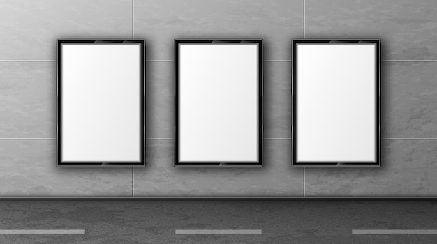 Cartelloni pubblicitari in bianco sulla parete piastrellata