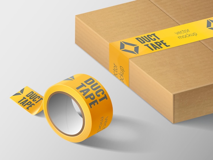 Vettore gratuito composizione realistica del mockup del nastro adesivo con scatola di cartone sigillata con nastro adesivo giallo e rotolo con illustrazione vettoriale di testo