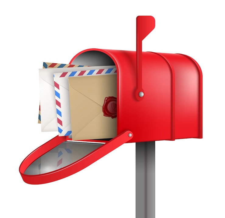 Vettore gratuito composizione realistica della cassetta postale rossa con quattro buste con lettere all'interno su sfondo bianco