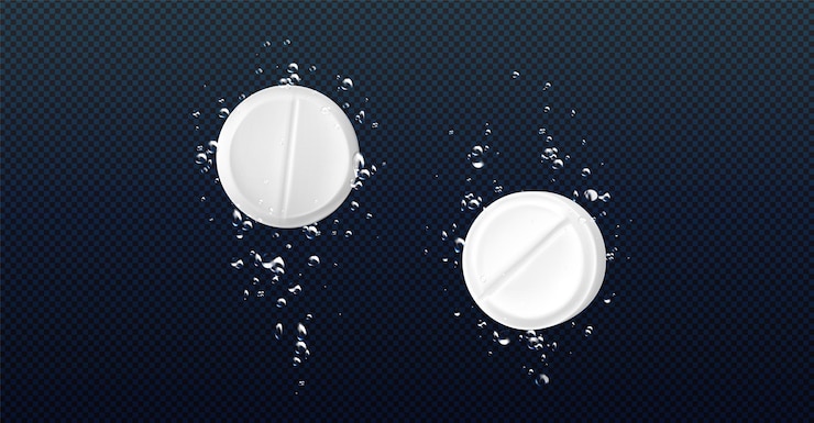 Vettore gratuito compressa effervescente di aspirina o altri medicinali gocce sott'acqua si dissolve e bolle illustrazione vettoriale realistica di due pillole farmaceutiche solubili rotonde bianche o farmaci frizzante e spruzzi