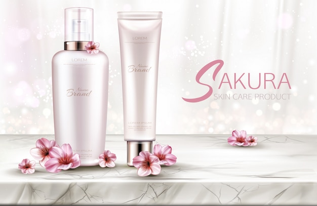 Cosmetici bottiglie cura della pelle, linea di prodotti di bellezza con fiori di sakura sul piano del tavolo in marmo
