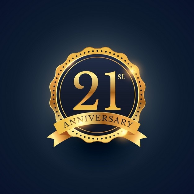 Vettore gratuito etichetta celebrazione distintivo 21 ° anniversario nel colore dorato