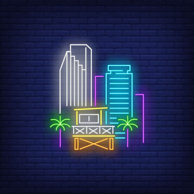 Grattacieli della stazione di Miami e segno al neon della stazione del bagnino. Spiaggia, turismo, viaggi.