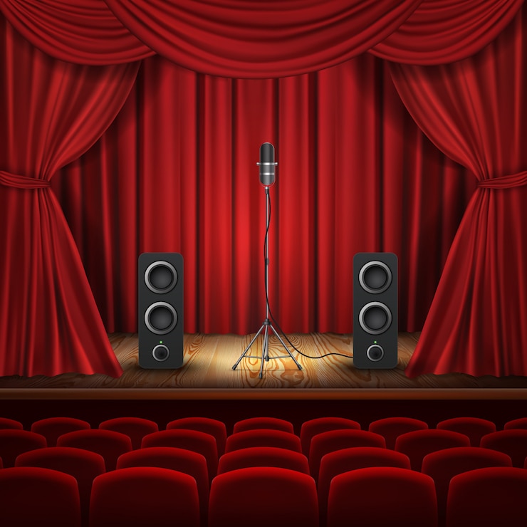 Vettore gratuito illustrazione con microfono e altoparlanti sul podio. sala con tende rosse per la presentazione