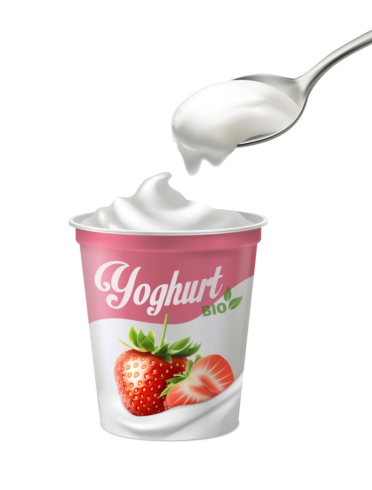 Vettore gratuito illustrazione di icona vettoriale realistica barattolo di yogurt di fragola con cucchiaio pieno di yogurt isolato su