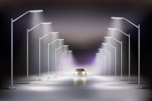 Iluminazioni pubbliche realistiche in composizione nella nebbia con l'automobile alla luce dell'illustrazione delle lampade di via di notte