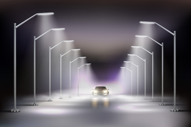 Iluminazioni pubbliche realistiche in composizione nella nebbia con l'automobile alla luce dell'illustrazione delle lampade di via di notte