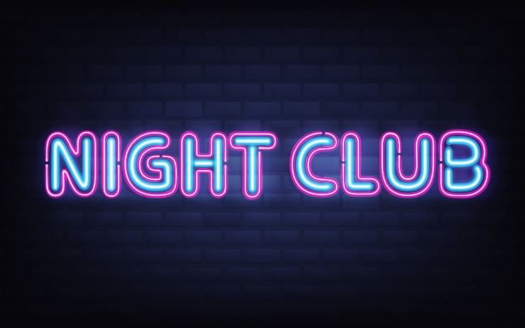 Vettore gratuito iscrizione al neon del night club sul muro di mattoni scuro. insegna d'ardore realistica altamente dettagliata brillante rosa blu