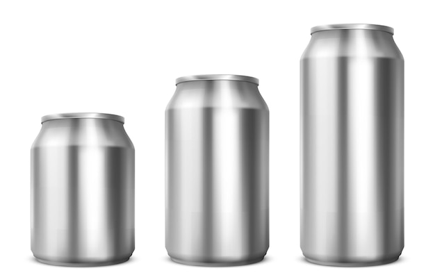 Lattine di alluminio di diverse dimensioni per soda o birra isolati su sfondo bianco. Mockup realistico di vettore di lattine di metallo per la vista frontale di bevande. Modello 3D del pacchetto d'argento vuoto per bevanda fredda