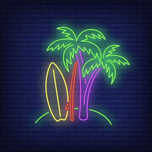 Palme e tavole da surf sull&#39;insegna al neon della spiaggia. Surf, sport estremo, turismo.