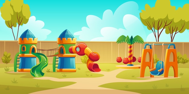 Parco giochi per bambini nel parco estivo con giostra