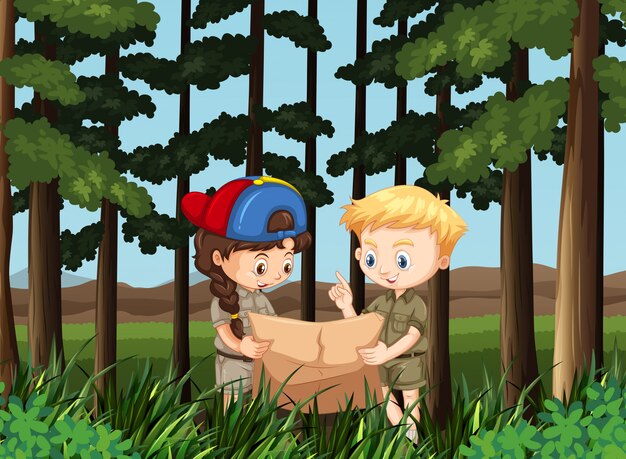 Ragazzo e ragazza leggendo la mappa nella foresta