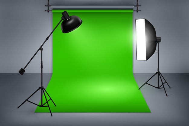 Schermo verde dello studio fotografico o cinematografico. Interno con attrezzatura, fotografia e riflettore flash.