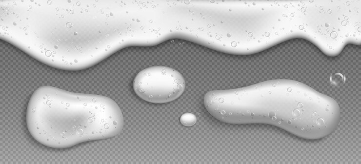 Vettore gratuito schiuma di sapone con bolle, schiuma bianca di detergente, gel detergente o shampoo su trasparente