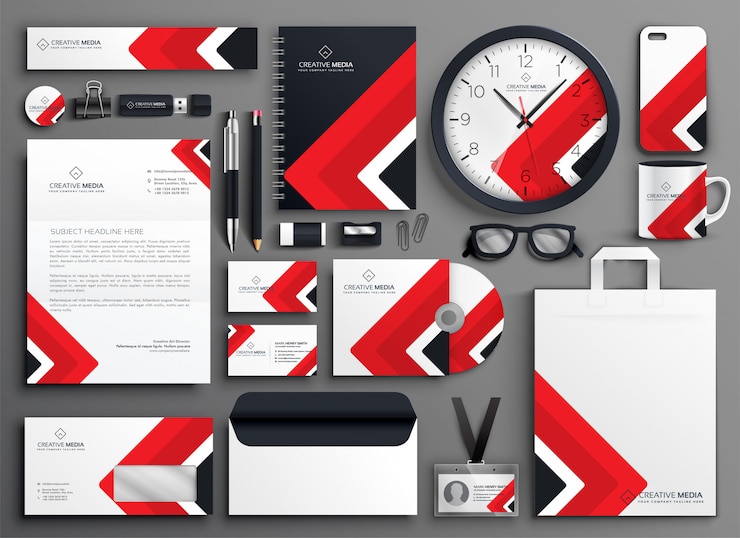 Vettore gratuito set di cancelleria branding business professionale rosso