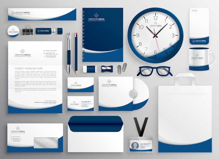 Vettore gratuito set di cancelleria professionale professionale blu moderno