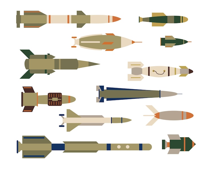 Vettore gratuito set di illustrazioni vettoriali per missili o razzi militari. raccolta di diverse bombe ad aria balistica, proiettili di artiglieria, testate isolate su sfondo bianco. armi, concetto di aereo