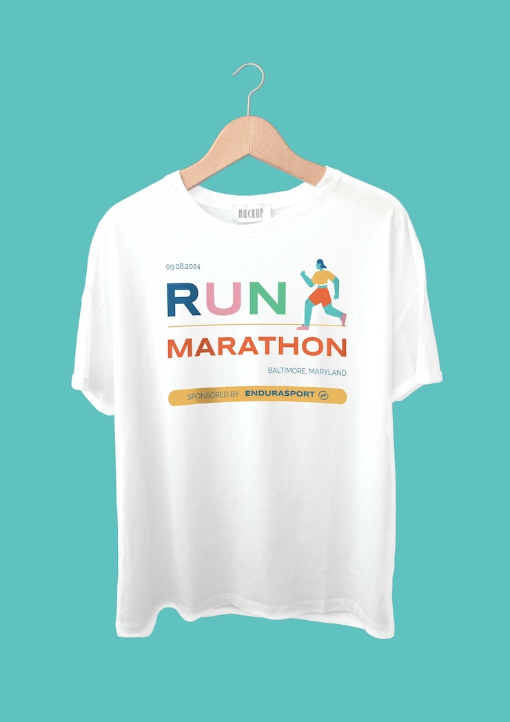 Vettore gratuito t-shirt colorata per la maratona da corsa arcobaleno piatto